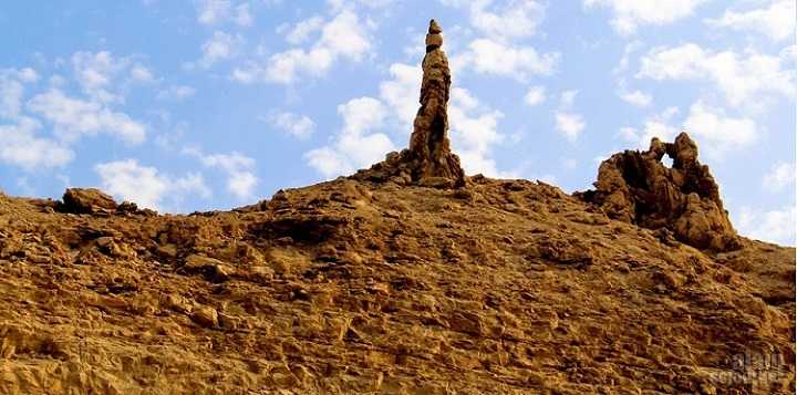 It is said that this is the place where the wife of Prophet Lut عَلَيْهِ ٱلسَّلَامُ turned back and turned into a pillar of salt.