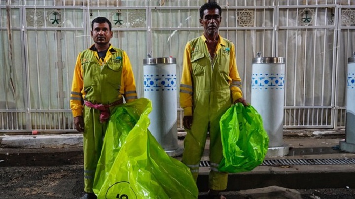 What is the salary of street cleaners in Saudi Arabia?